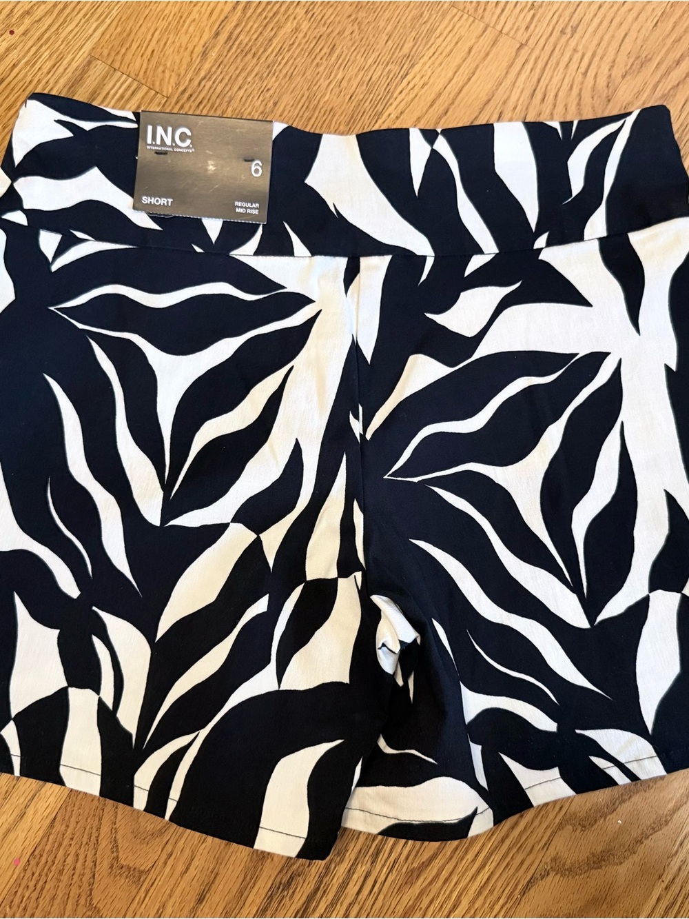 INC International Concepts Black & White Tropical Leaf Mid-rise Pull-on Shorts - Picture 3 of 3